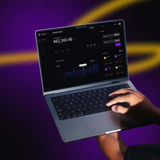 Ecranul laptopului afișând Puls Activența platformă de tranzacționare activă